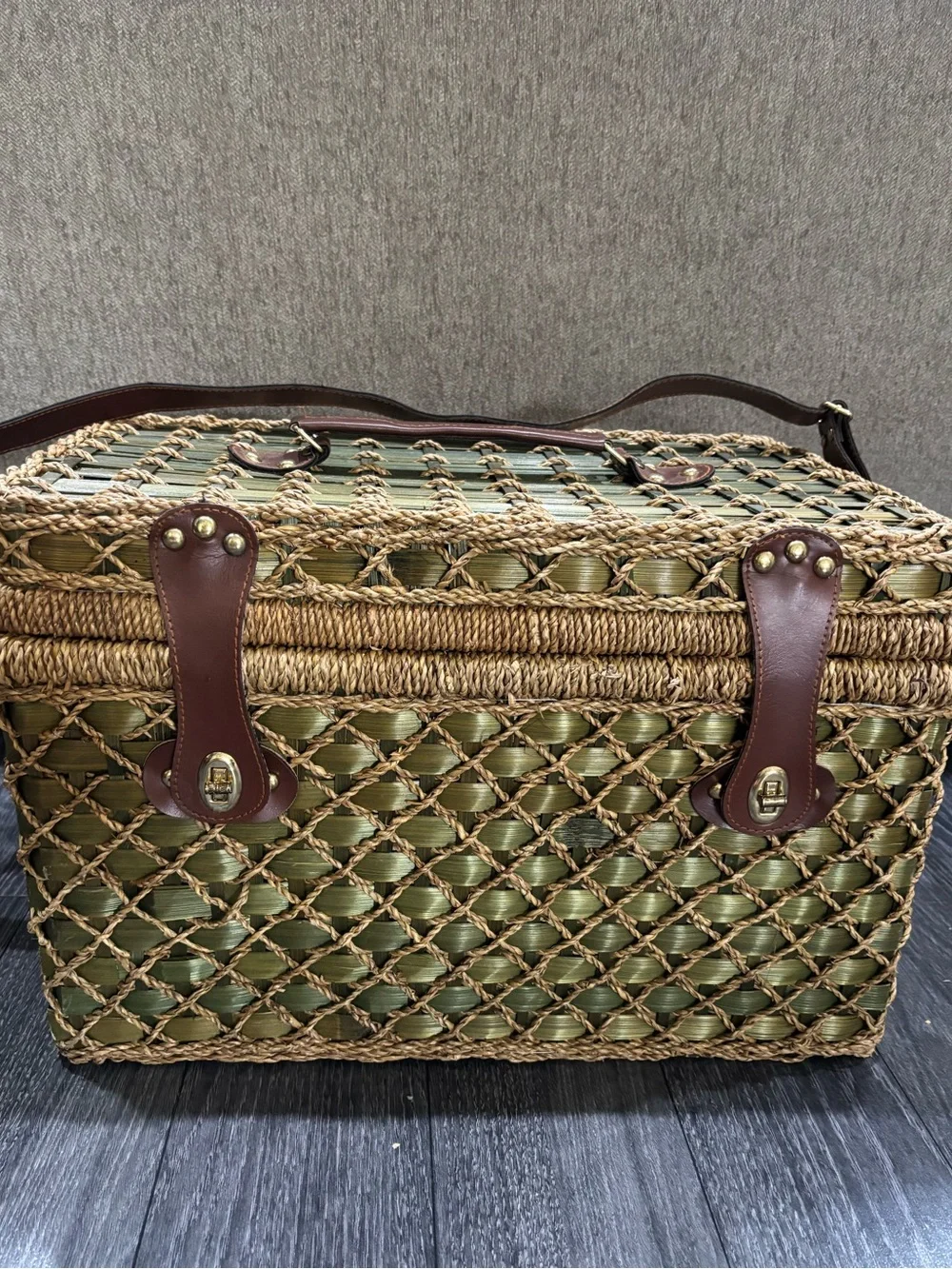 Vintage wicker and tropical palm green picnic basket service for four